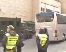 Эвакуированные в отеле. Фото: скриншот YouTube