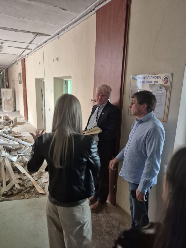 Представники ООН оглядають пошкоджений пологовий будинок в Одесі після ворожої атаки, червень 2026