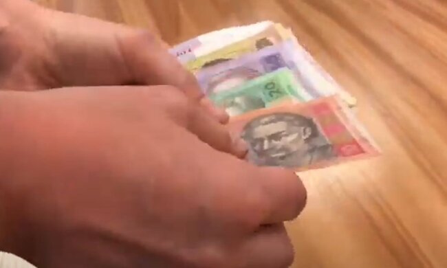 Гривны. Фото: скриншот YouTube-видео