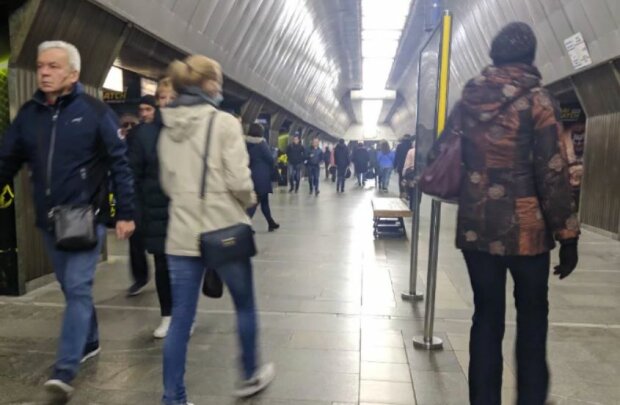От этих кадров мурашки по коже: пассажирка в киевском метро сняла все лишнее и устроила шоу
