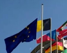 Флаги перед Европарламентом. Фото: Youtube