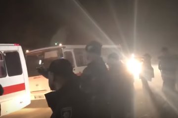 Автобусы с эвакуированными в Новых Санжарах забросали кирпичами, фото: Скриншот YouTube