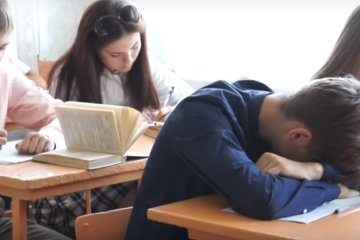 Школьники учатся дистанционно во время карантина. Фото: скриншот YouTube