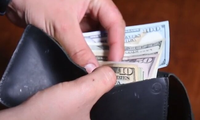 Доллары. Фото: скриншот YouTube-видео