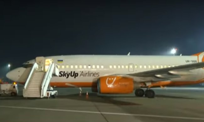 Самолет Boeing 737-700 NG авиакомпании SkyUp, скриншот YouTube