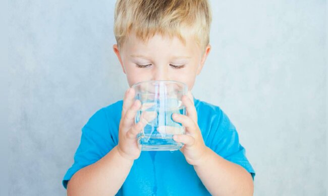 Вода, напиток, ребенок. Фото: YouTube