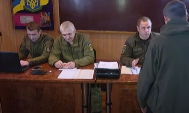 Співробітники ТЦК. Фото: скріншот YouTube-відео