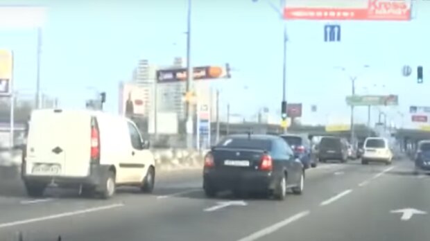 Водителей обяжут пересдавать ПДД. Фото: скриншот видео