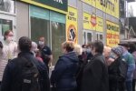 Очередь в банк. Фото: скриншот YouTube