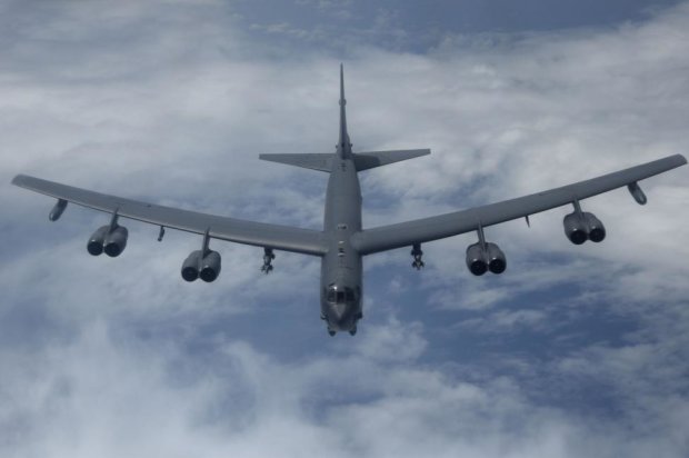 Бомбардировщик США "нанес" авиаудар по военной базе РФ в Калининграде