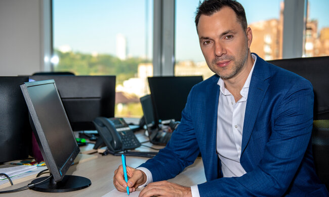 "Не може перемогти у війні країна з таким рівнем беззаконня, корупції, аморальності": Арестович "протверезив" українців