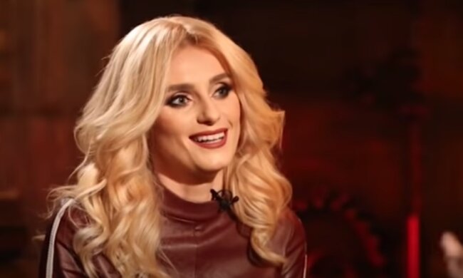 Вот это фигурка: Ирина Федишин в откровенном купальнике позировала на скутере, показала все и сразу