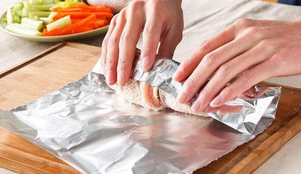Враг на вашей кухне: ученые выяснили, чем опасна алюминиевая фольга для приготовления пищи