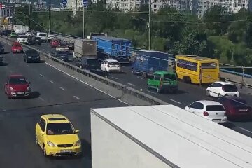 Колеса отвалились на ходу, киевские маршрутки превзошли сами себя: "Эта символ мэра Кличка"