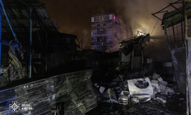 Ворожий обстріл по Києву. Фото: Telegram ДСНС.