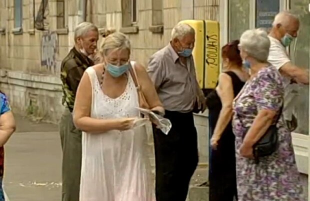 Очередь пенсионеров в Укрпочту. Фото: скриншот YouTube