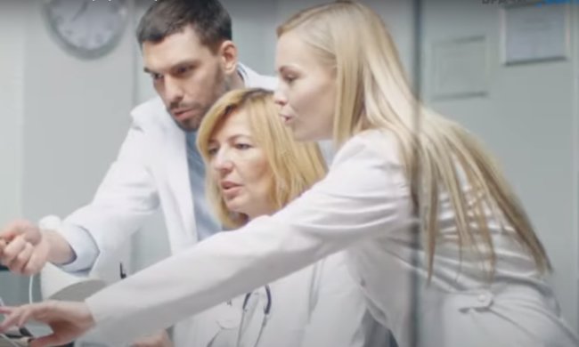 Врачи проводят консультации онлайн. Фото: скриншот YouTube