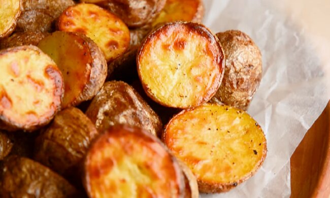 Чистити чи не чистити? Чи безпечно споживати картоплю в мундирі разом зі шкіркою