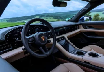 Салон Porsche Taycan Turbo. Фото: скриншот YouTube