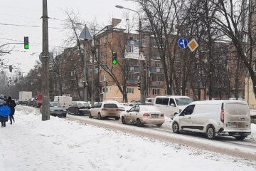 Взимку дорога з машинами. Фото: Стіна