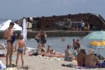 Из танкера разлилось топливо, туристам на пляж вход воспрещен. Фото: скриншот YouTube