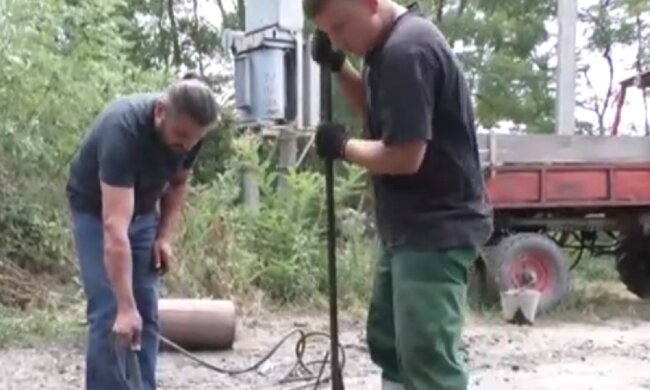 Дороги, которые мы заслужили: украинцы сами латают ямы после Укравотдора – кадры позора