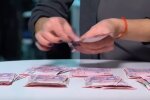 Зарплаты женщин ниже, чем у мужчин. Фото: youtube