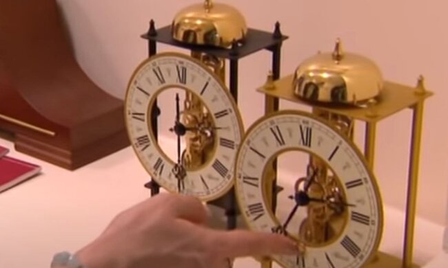 Перевод стрелок часов. Фото: скриншот YouTube-видео