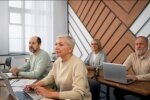 Українцям у віці допоможуть з роботою, вакансії та зарплата. Фото: ілюстративне