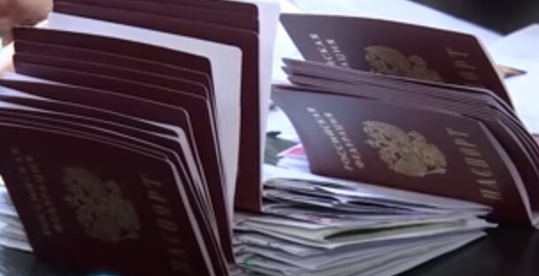 Российский паспорт. Фото: скриншот YouTube