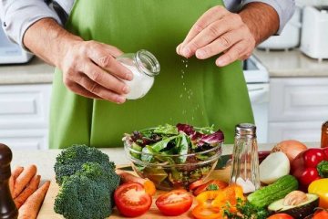 Названы продукты, которыми можно заменить соль: это пригодится каждому