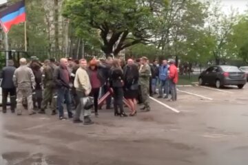 Поліцейські-зрадники. Фото: YouTube, скрін