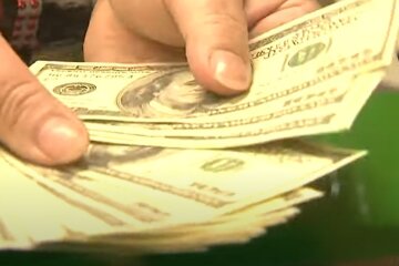 Доллары. Фото: скриншот YouTube-видео