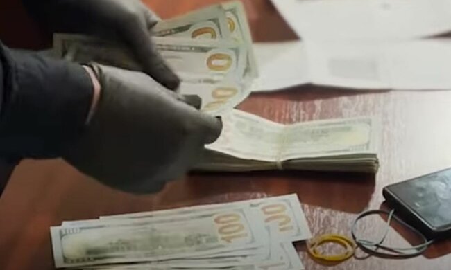 Долари. Фото: скріншот YouTube-відео
