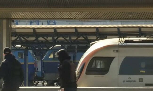 Укрзализныця запустила продажу билетов. Фото: скриншот YouTube