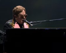 Элтон Джон был вынужден отменить концерт из-за болезни фото: Скриншот YouTube