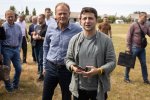 СМИ раскрыли загадку желтых браслетов Зеленского: для чего их носит и от чего они защищают. Фото