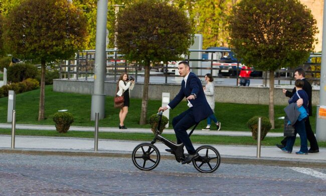 Кличко приехал на инаугурацию на велосипеде вместо Зеленского