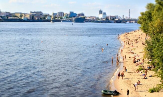 В Киеве закрыли больше десятка пляжей: стало известно, где купаться нельзя