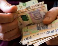 Пенсіонерка рахує гроші, перерахунок пенсій, Пенсійний фонд України