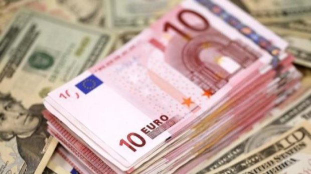 Гривна продолжает ''давить'' доллар и евро: курс НБУ на 12 августа