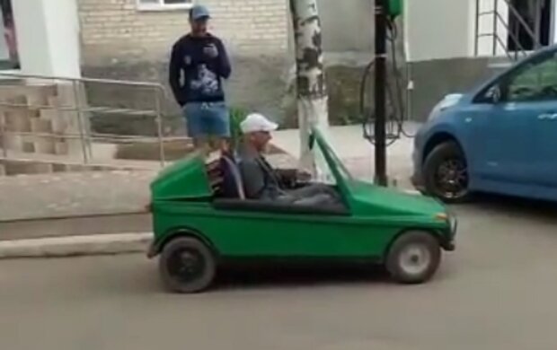 Огненное авто: украинский пенсионер построил уникальный спорткар без руля
