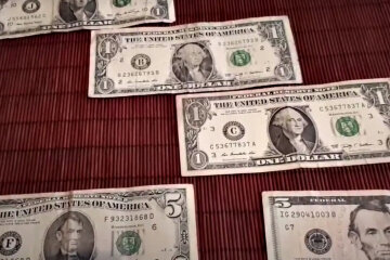 Долари США. Фото: скріншот YouTube-відео.