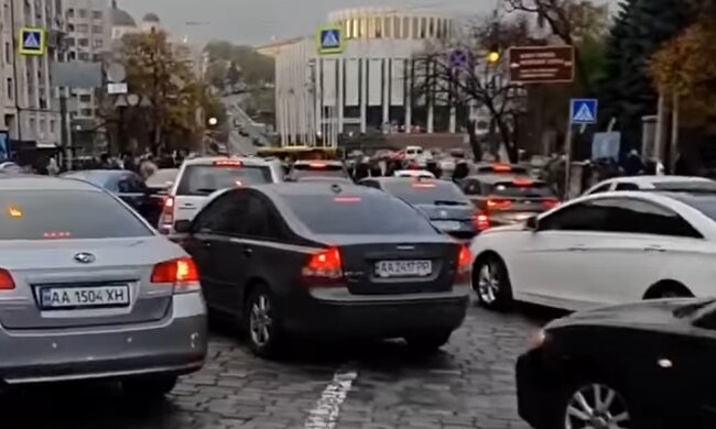 Улица Грушевского перекрыта. Фото: скриншот Youtube-видео