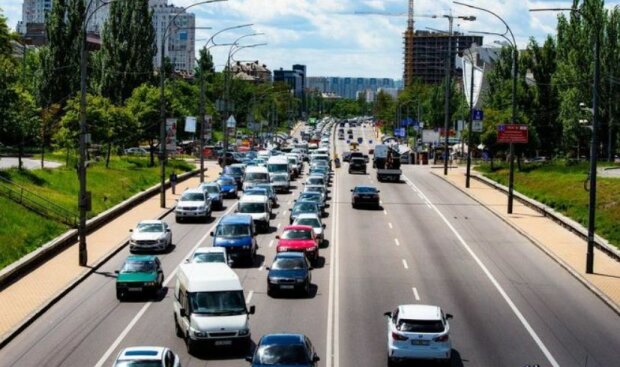 Готовтесь постоять в пробках: в Киеве перекроют дорогу на две недели, подробности