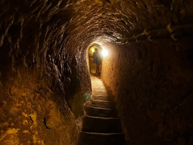 Мужчина случайно обнаружил вход в древний подземный город: храмы, колодцы, винодельня