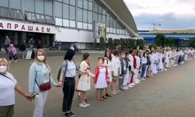 Беларусь в слезах: женщины в белом заполонили центр Минска, что происходит