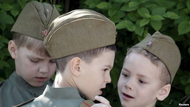 Кадры из аннексированного Крыма поразили всех: в сети показали, как в Крыму детей заставили надеть форму РФ