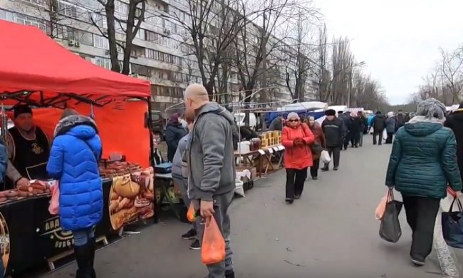 В Киеве, несмотря на карантин, проводятся продовольственные ярмарки. Фото: скриншот YouTube
