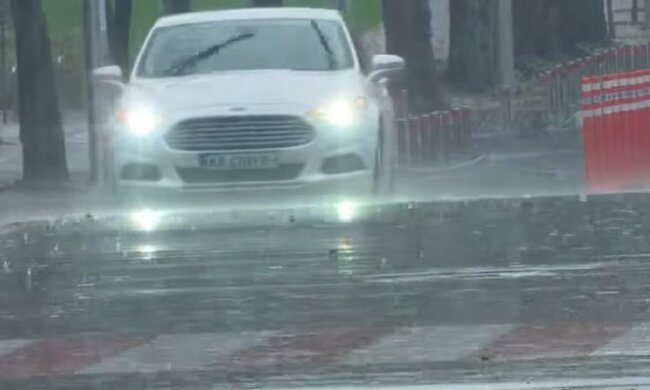 Киев залило, улицы затоплены. Фото: скриншот YouTube